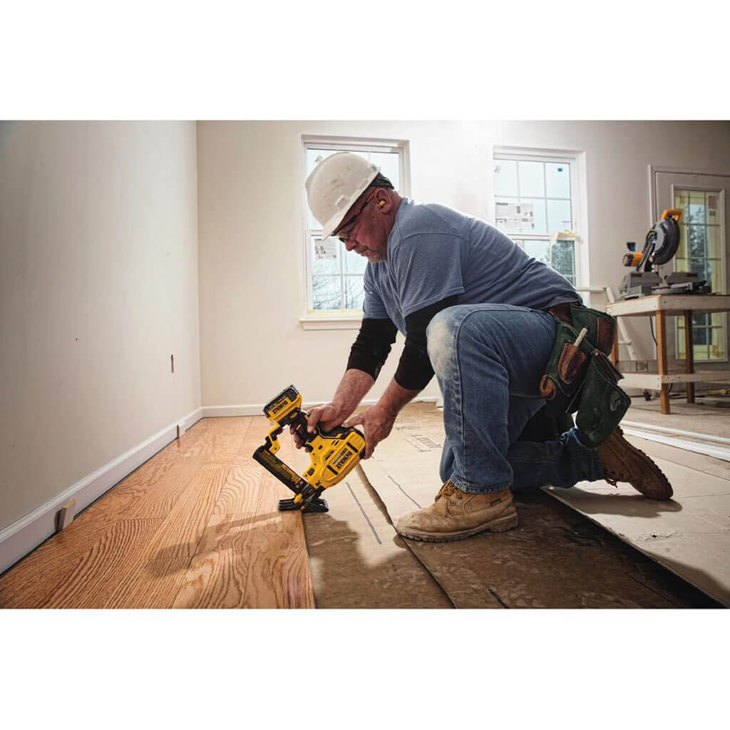 14 Wonderful Dewalt Hardwood Floor Stapler 2024 free download dewalt hardwood floor stapler of dewalt dcn682m1 20 volt max lithium ion 18 gauge cordless flooring inside 26456 5