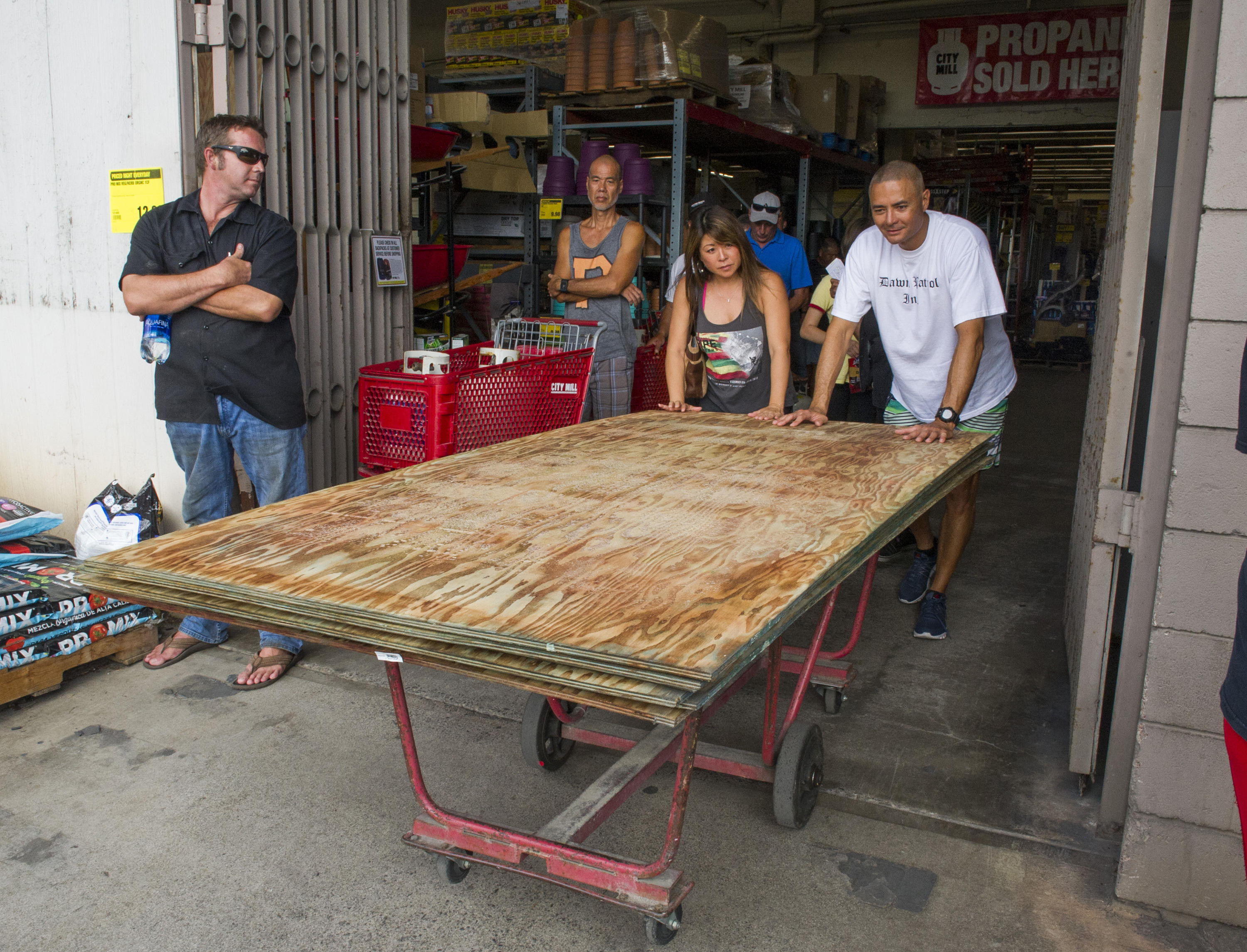 17 Wonderful Hardwood Flooring Hilo Hawaii 2024 free download hardwood flooring hilo hawaii of 5 rescued from flooding as hurricane pelts hawaii with rain boston inside in this photo taken tuesday aug 21 2018 jodi nishida and sam