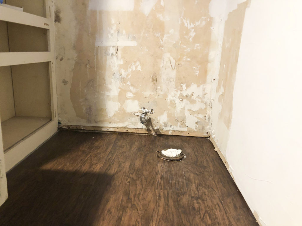 24 Fabulous Hardwood Vinyl Sheet Flooring 2024 free download hardwood vinyl sheet flooring of our very diy friendly faux hardwood flooring casas y tapas in here is the picture of the floor again before we got anything else done in the bathroom